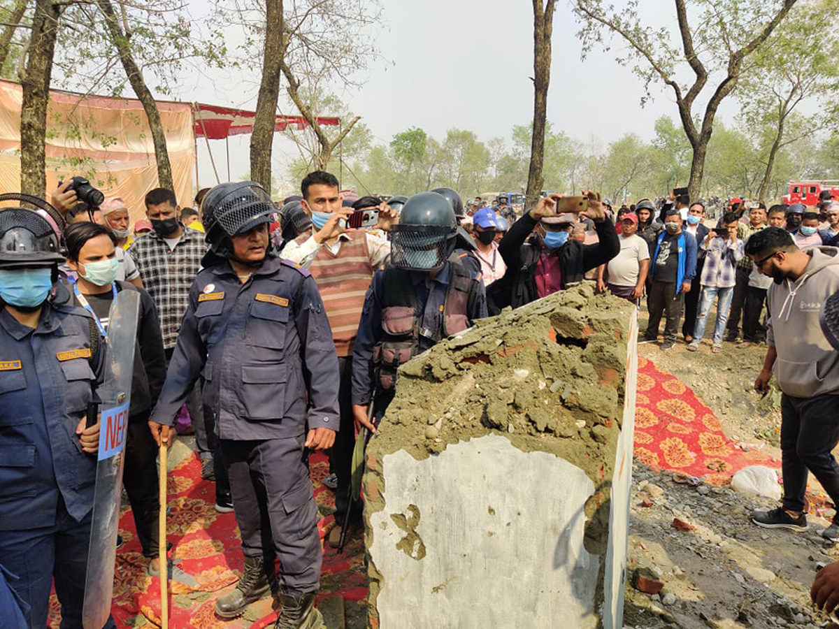 शिलान्यास गरेको स्तम्भ स्थानीयले भत्काए